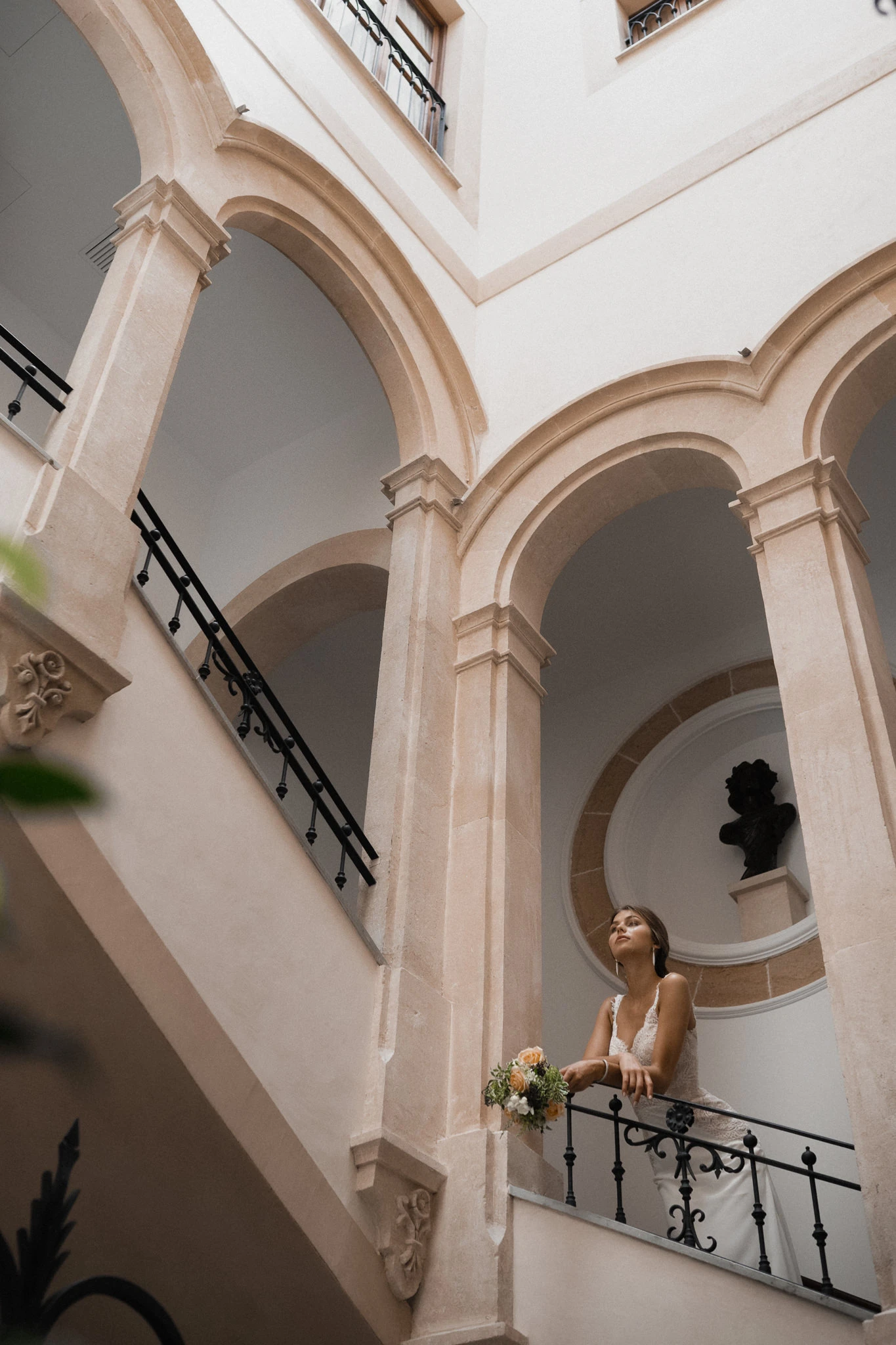 Novia bajo los arcos de piedra de la casa señorial · El Patio de Glòria, Palma de Mallorca
