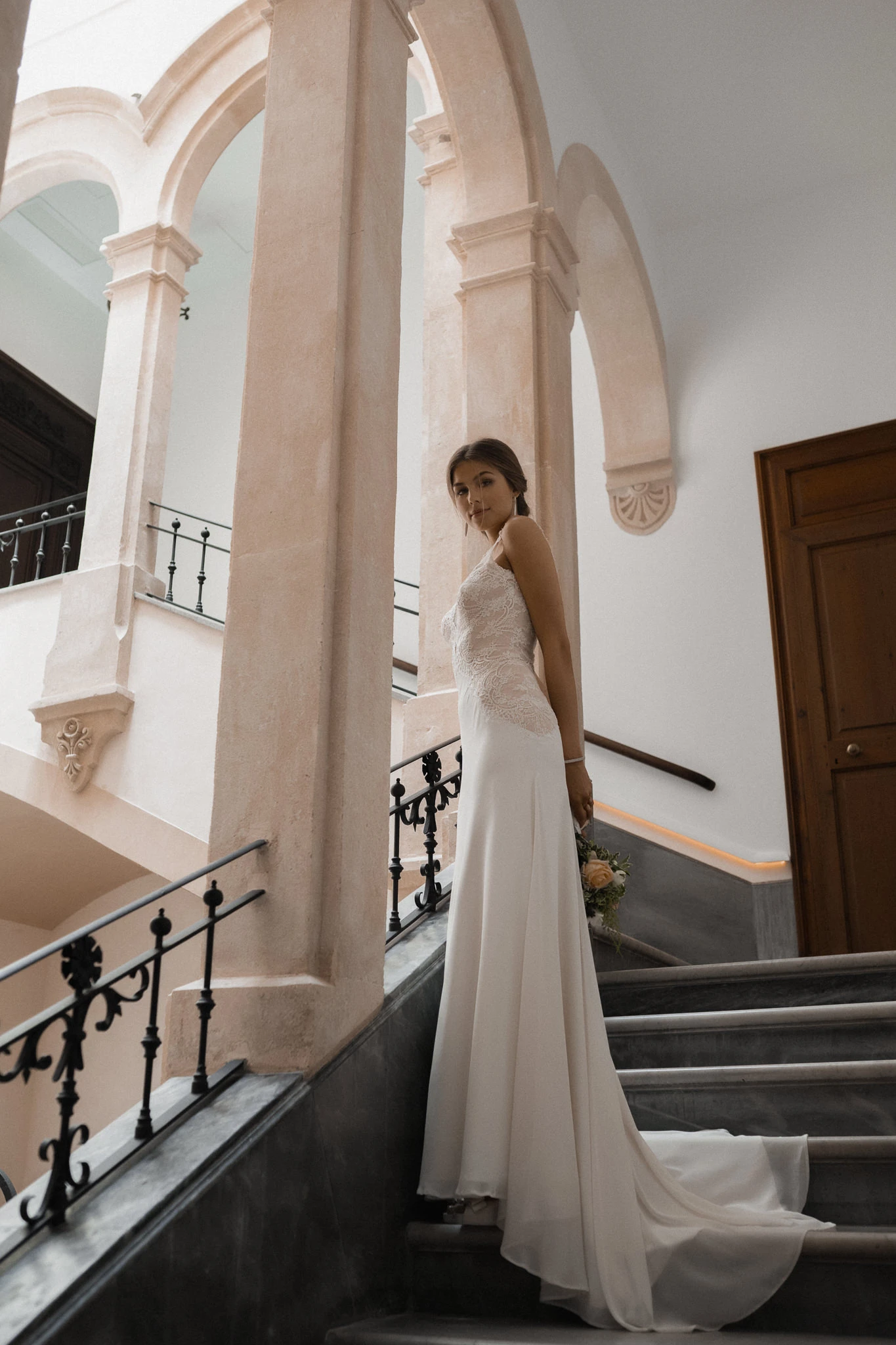 Novia en la escalera de mármol · El Patio de Glòria, Palma de Mallorca