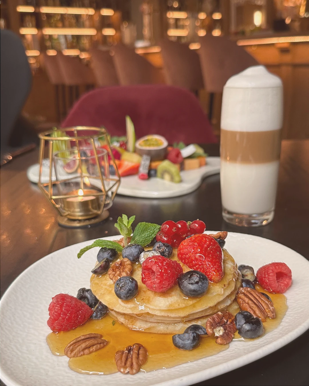 Esmorzar amb creps, fruits vermells i cafè amb llet · El Patio de Glòria, Palma de Mallorca