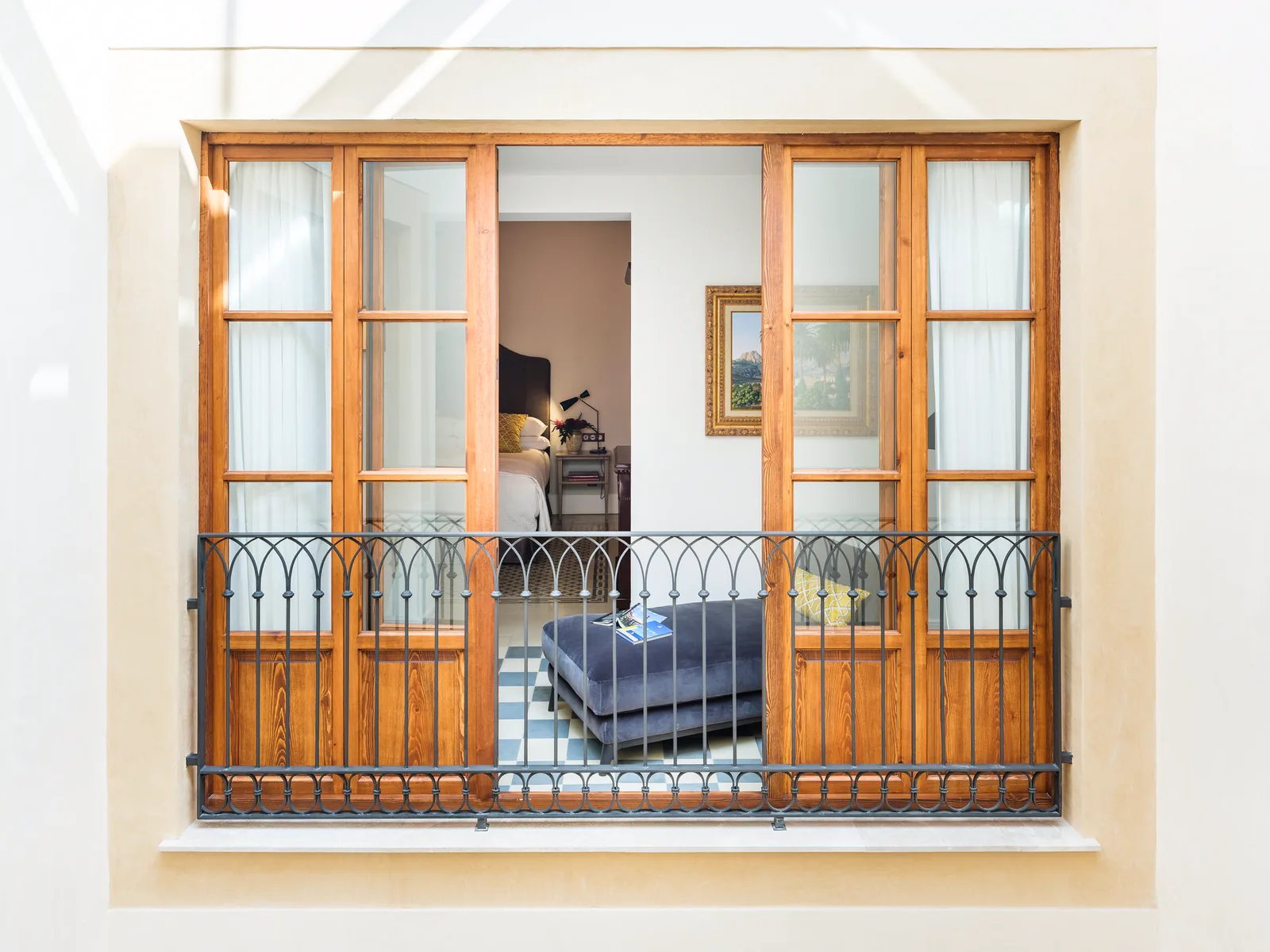 Balcón de una habitación del Hotel Glòria de Sant Jaume