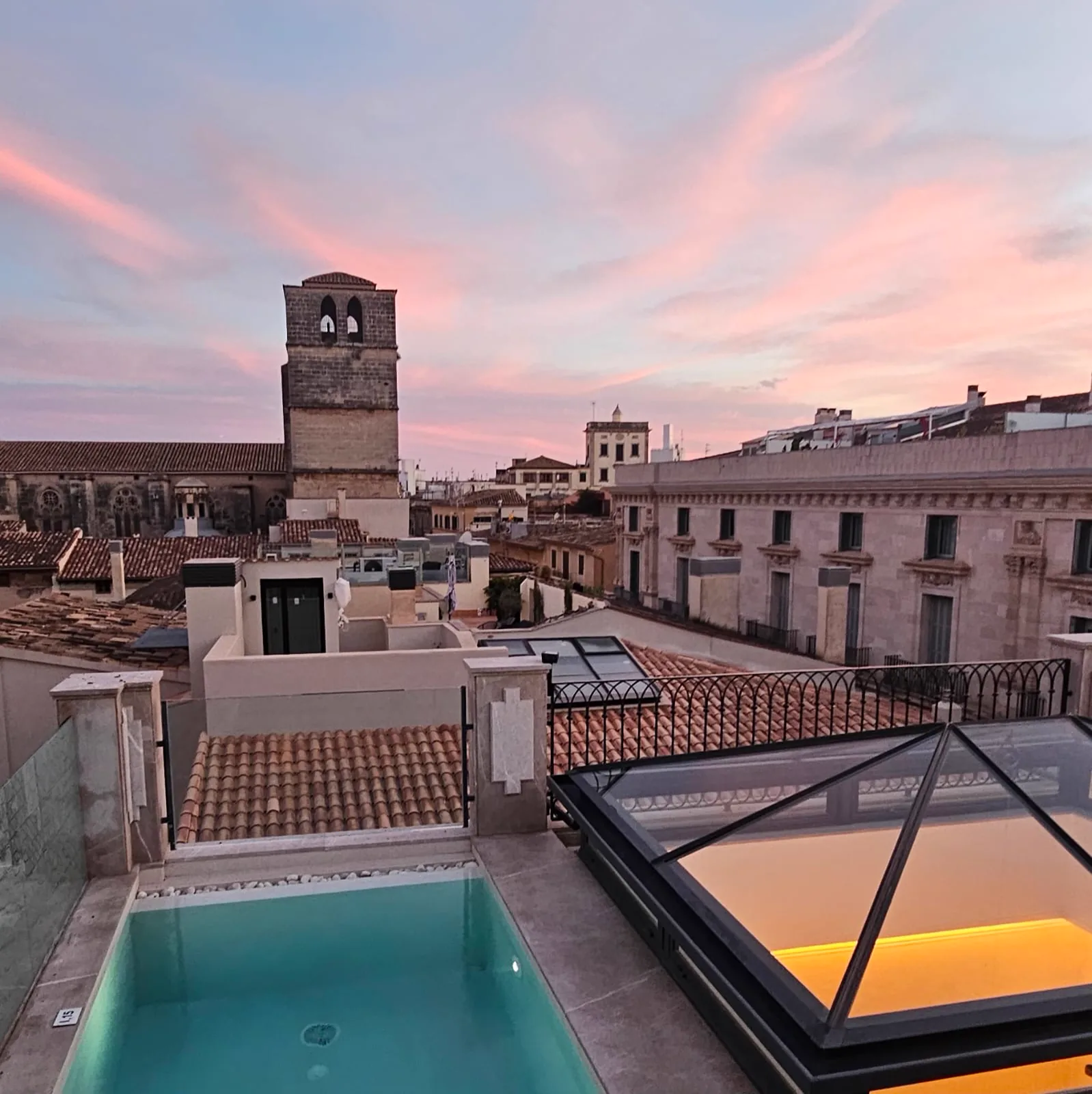 El terrat privat davant la Seu · El Patio de Glòria, Palma de Mallorca